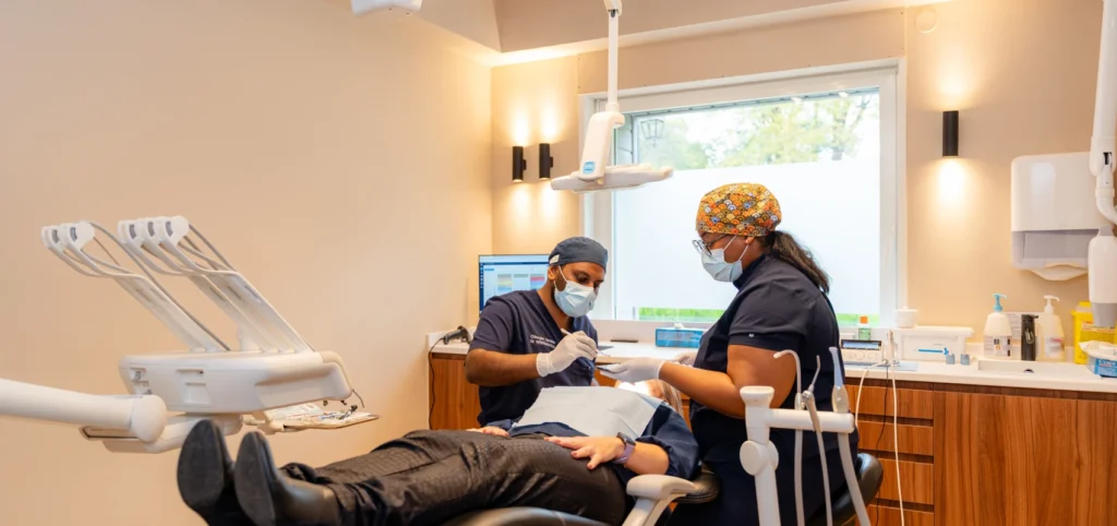 romain weeraratna dentiste gisors implant dentaire Dr Romain WEERARATNA Cabinet du château - Dr Simon KOENIG